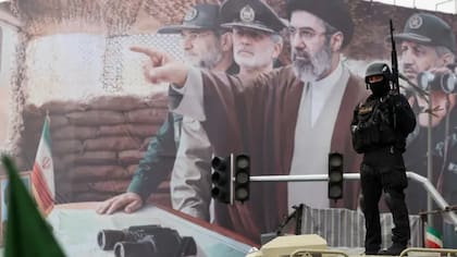 la estrategia de Irán hoy no busca necesariamente una victoria militar clásica, sino afectar intereses vitales mediante el manejo del Estrecho de Ormuz