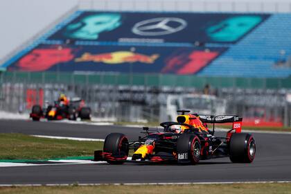 La estrategia perfecta de Red Bull Racing y una gestión de neumáticos impecable de Max Verstappen, los ejes del éxito del piloto neerlandés en el Gran Premio 70 aniversario; 30 puntos separan a MadMax de Lewis Hamilton, puntero del Campeonato de Pilotos