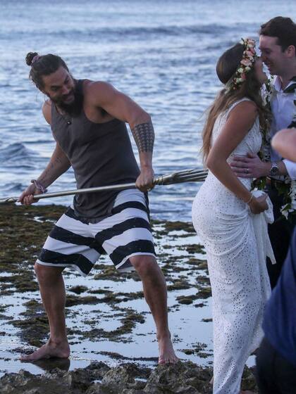 La estrella de Aquaman, Jason Momoa, interrumpe una boda con un imperdible photobomb