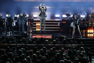 Es uno de los actores más conocidos de Hollywood, pero la rompe en el escenario con su show como cantante