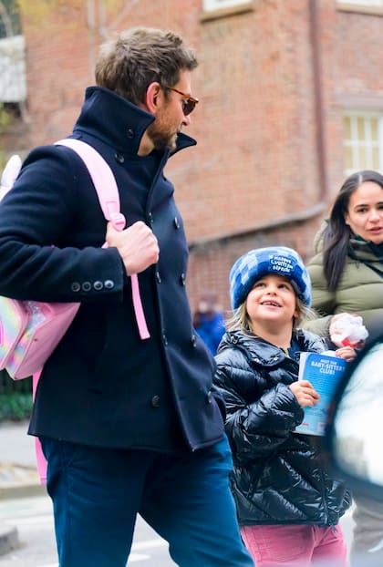 La estrella de Hollywood Bradley Cooper fue visto dando un paseo con su hija Lea en Nueva York