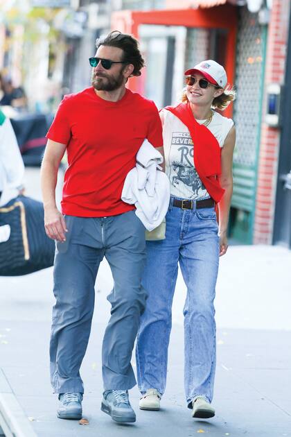 La estrella de Hollywood y su novia, Gigi Hadid, fotografiados por los paparazzi en las calles de Nueva York.