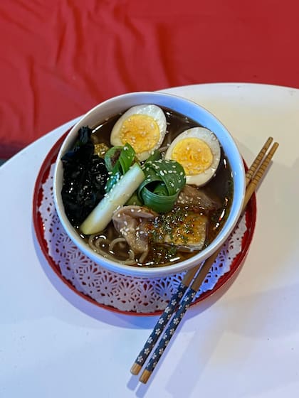 La estrella de la carta son los ramen, siempre con toppings frescos.