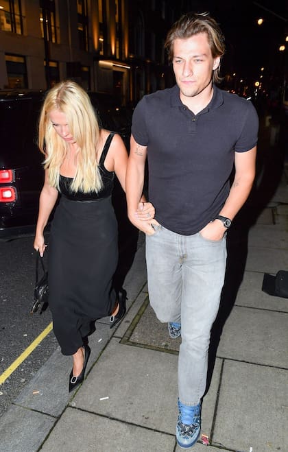 La estrella de Stranger Things, Millie Bobby Brown, sorprendió a todos con un nuevo color y corte de cabello. Irreconocible, la actriz británica fue vista con su nuevo look durante una salida nocturna con su esposo, Jake Bongiovi. Algunos medios estadounidenses especularon que su notorio cambio obedece a que es muy posible que una vez que deje atrás a Eleven, Millie se pondrá en la piel de Britney Spears en una biopic sobre la princesa del pop