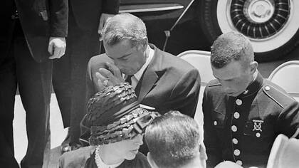 La estrella del béisbol Joe DiMaggio, que fue el segundo marido de Marilyn Monroe, se mostró muy afectado por la muerte de la actriz.