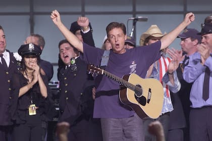 La estrella del pop británico Paul McCartney se presenta en el escenario junto a otros artistas en "The Concert for New York City", que tuvo lugar en el Madison Square Gardens el 20 de octubre de 2001 en Nueva York.