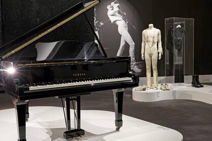 La estrella del remate, su piano de media cola Yamaha, al que el artista consideraba “una extensión de sí mismo”. Según las estimaciones su venta puede alcanzar los 4 millones de dólares.
