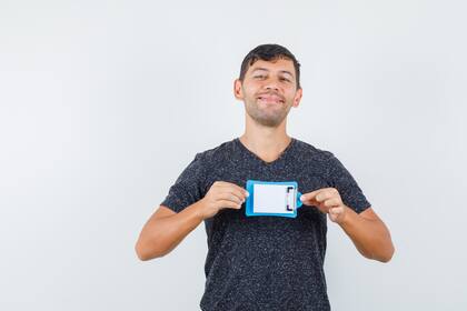 La estrella dorada en la esquina superior de la identificación indica que cumple con los estándares federales del programa Real ID