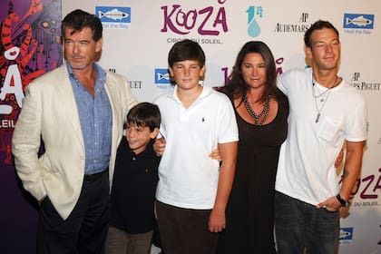 La estrella en 2009, en una de las pocas apariciones con sus tres hijos biológicos, Dylan, Paris y Sean, en la alfombra roja del show Kooza del Cirque du Soleil. Brosnan, además, adoptó a los hijos de su primera mujer, Cassandra Harris: Charlotte (murió en 2013) y Christopher.