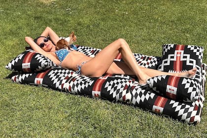 La estrella junto a su fiel compañera, la chihuahua Pilaf, disfrutando una tarde de verano al sol.