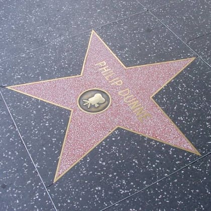 La estrella que recuerda a Philip Dunne, guionista, director, productor, en el Paseo de la Fama de Hollywood