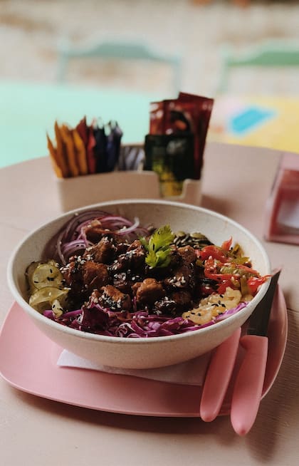 La estrella son los pokes, una comida hawaiana a base de arroz de sushi, con distintas verduras y semillas, y algún tipo de proteína.