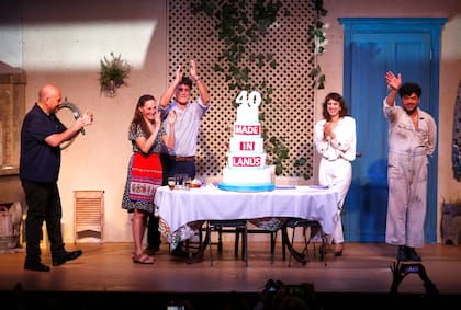 "La estrenamos a dos años del regreso de la democracia, parecía para ese momento. 40 años después seguimos coincidiendo que es para este momento. Durante la noche de estreno había muy poquita gente, pero no paré de emocionarme, cuando fui a los camarines le dije a los actores ´les propongo que sea la primera obra que repita temporada en el año 1987, algo que no era costumbre. Me pareció que era el mejor halago. Una semana después del estreno, el teatro estaba lleno y, en vacaciones de invierno, en Buenos Aires, hicimos dos funciones diarias. 40 años después, estamos con ustedes celebrando. Estamos ante una joya y lo digo como espectador", sostuvo el productor Carlos Rottemberg, el gran impulsor del estreno y la vigencia del material