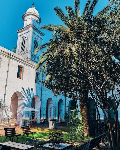 La estructura colonial del antiguo convento invitan al visitante a viajar en el tiempo mientras degusta del menú variado de 1745 Café Bistró