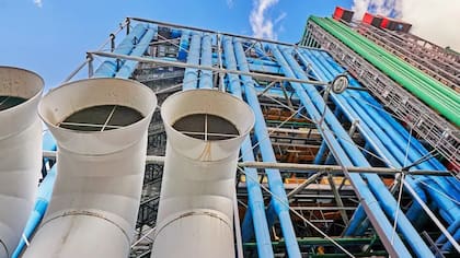 La estructura con lo de adentro, afuera del Centro Pompidou fue innovadora