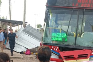 La estructura de chapa de la parada del colectivo quedó destruida. Foto: X