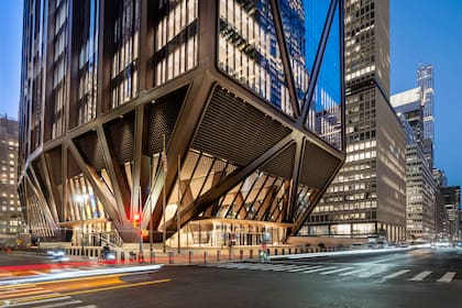 La estructura de columnas en abanico y el sistema de estabilización triangular permiten que el edificio de JP Morgan se apoye levemente sobre el terreno a lo largo de toda la manzana