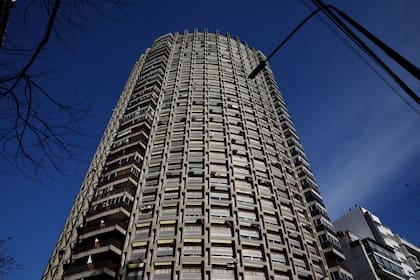 La estructura de hormigón armado a la vista de la obra, las ventanas que forman una colmena y, sobre todo, su forma semicircular, hacen de la Torre Dorrego un edificio único en su entorno