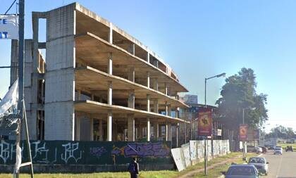 La estructura de hormigón rematada en Pilar, frente al Hotel Sheraton