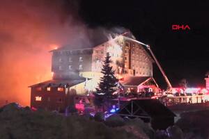 La estructura de madera del hotel facilitó la propagación del fuego