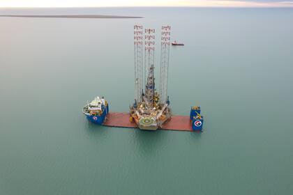 La estructura de perforación se colocó por encima de la plataforma Fénix y queda ensamblada hasta que terminan los trabajos de perforación