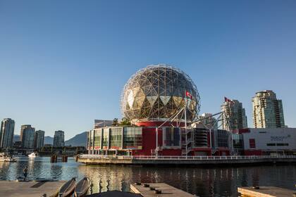 La estructura futurista de Science World, en el final de False Creek.