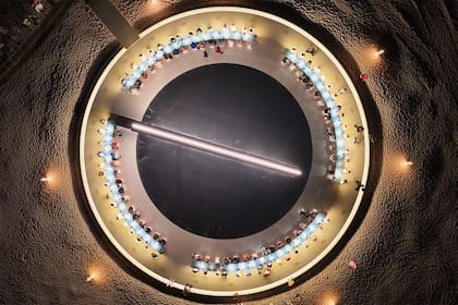 La estructura iluminada gira lentamente sobre su eje, completando una rotación cada diez minutos. Fabricada a partir de libros, acero, madera marina, espejos, agua y LED, la obra elegida por Alan Faena contiene 2.500 libros, una línea LED que despliega texto en tiempo real y una banda sonora formada por 250 fragmentos leídos por la propia Devlin, acompañados de música