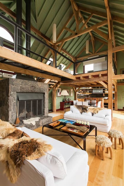 La estructura principal del loft es de tablones de eucalipto en verde; los techos, de chapa, y las carpinterías de madera se pintaron en bordó