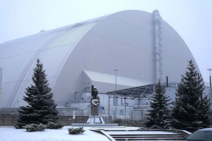 La estructura que protege los restos de la central nuclear de Chernobyl. En febrero de 2025 fue atacada por un dron ruso.