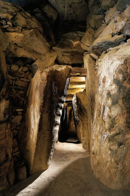 La estructura tiene un orificio en el techo que permite que el sol del amanecer de cada solsticio de invierno ilumine por completo todo el interior de la tumba