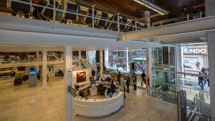 La estructura vidriada del Banco Ciudad, de diseño rupturista, fue refaccionada y reinaugurada