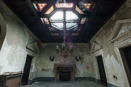 La estufa del barroco español es una de las grandes joyas que pudieron preservarse pese a los saqueos y al abandono; foto: antes de la restauración