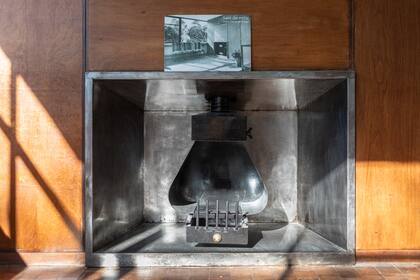 La estufa enchapada, uno de los atractivos de la Casa del Arroyo.