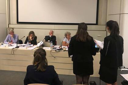 La etapa oral de la competencia entre la Universidad de Estrasburgo y la UBA; las dos integrantes titulares argentinas, Katya Hartl y Florencia Wajnman, alegan ante el tribunal arbitral.
