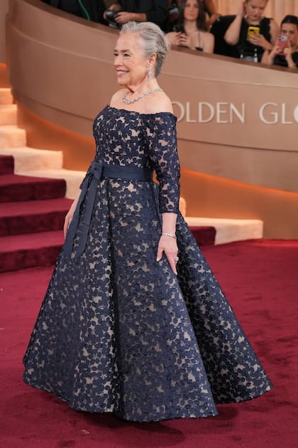 La eterna Kathy Bates, nominada por su labor en Matlock, fue la embajadora de la elegancia en la alfombra roja con un vestido de encaje en azul que elevó con un lazo en la cintura