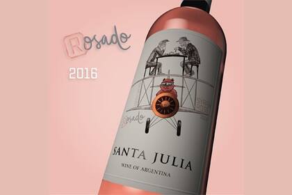 La etiqueda de la edición limitada del rosado Santa Julia 2016, fue creada por Carolina Saguan e ilustra juegos entre las palabras "rosado" y "osado"