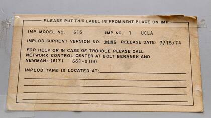 La etiqueta que identifica a la computadora SDS Sigma 7, utilizada para establecer el primer nodo de Arpanet