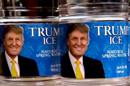 La etiqueta rediseñada de la marca de agua "Trump Ice"