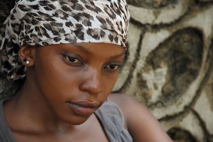 La etnia Lese, que vive en aldeas semi nómades del Zaire, encierra a las adolescentes por un mes para que aprendan sus responsabilidades como mujer