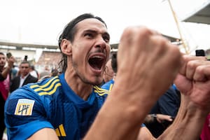 El festejo de Cavani de cara a los hinchas de Boca, después del final del partido