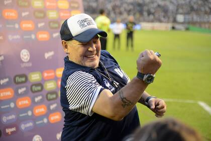 El festejo de Maradona después del triunfo de Gimnasia ante Atlético Tucumán, el sábado