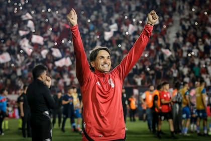 La euforia de Diego Martínez, en el estadio de Huracán, la noche que el Globo aseguró su permanencia en Primera; empezó 2023 al frente de Tigre y ahora negocia para asumir en Boca
