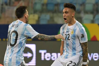 La euforia de Lautaro Martínez al festejar con Messi, que acaba de asistirlo para el segundo tanto del 3 a 0 ante los ecuatorianos; el delantero de Inter se encolumna tras el liderazgo del atacante de Barcelona.