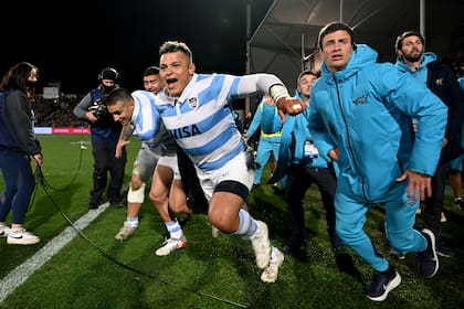 La euforia de Thomas Gallo y el resto del banco de suplentes Puma al finalizar el encuentro