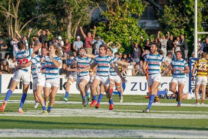 La euforia que provoca una definición como soñada: sus compañeros corren a abrazar a Lamas, el héroe del partido, de la final, del campeonato.