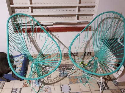 La evidencia: así quedaron los sillones que Moe rompió.