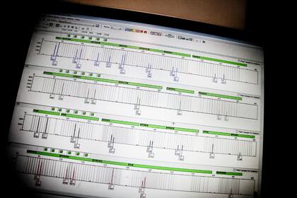 La evidencia física se traduce en perfiles genéticos.