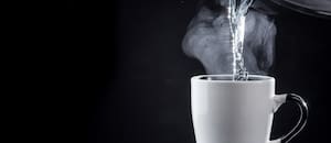 ¿Tomar agua caliente realmente ayuda a bajar de peso, mejorar la piel o calmar los cólicos?