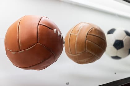 La evolución de las pelotas usadas en el deporte que es pasión de multitudes.
