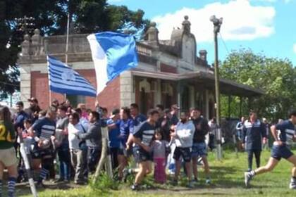 La ex estación de tren Trocha es la sede actual del club Marcos Paz; la reapertura del ramal Belgrano Sur dejaría sin lugar a la entidad.